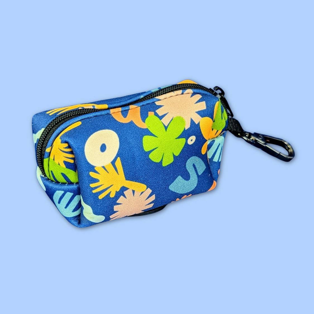 Pochette de sacs à crottes pour chien au fond bleu marine et aux motifs colorés de chez Goofy Goldens 