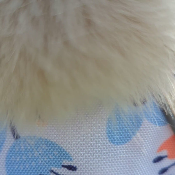 Vidéo d'un chien blanc qui porte un harnais anti-traction stylé et résistant Goofy Goldens. La forme en Y respecte les articulations du chien pour son confort et sa sécurité.