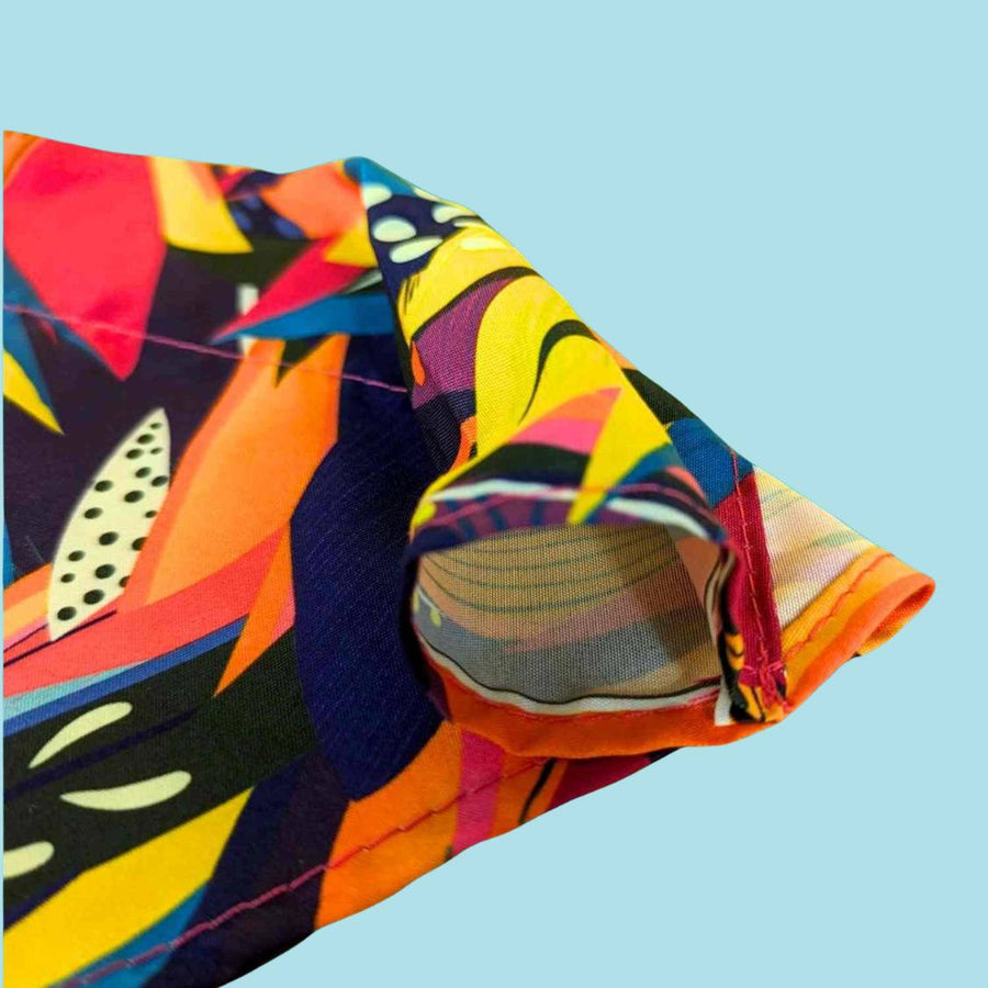 Zoom sur l'espace dans bandana pour chien aux belles couleurs orange, jaune, violet et fuschia dans lequel enfiler le collier pour chien